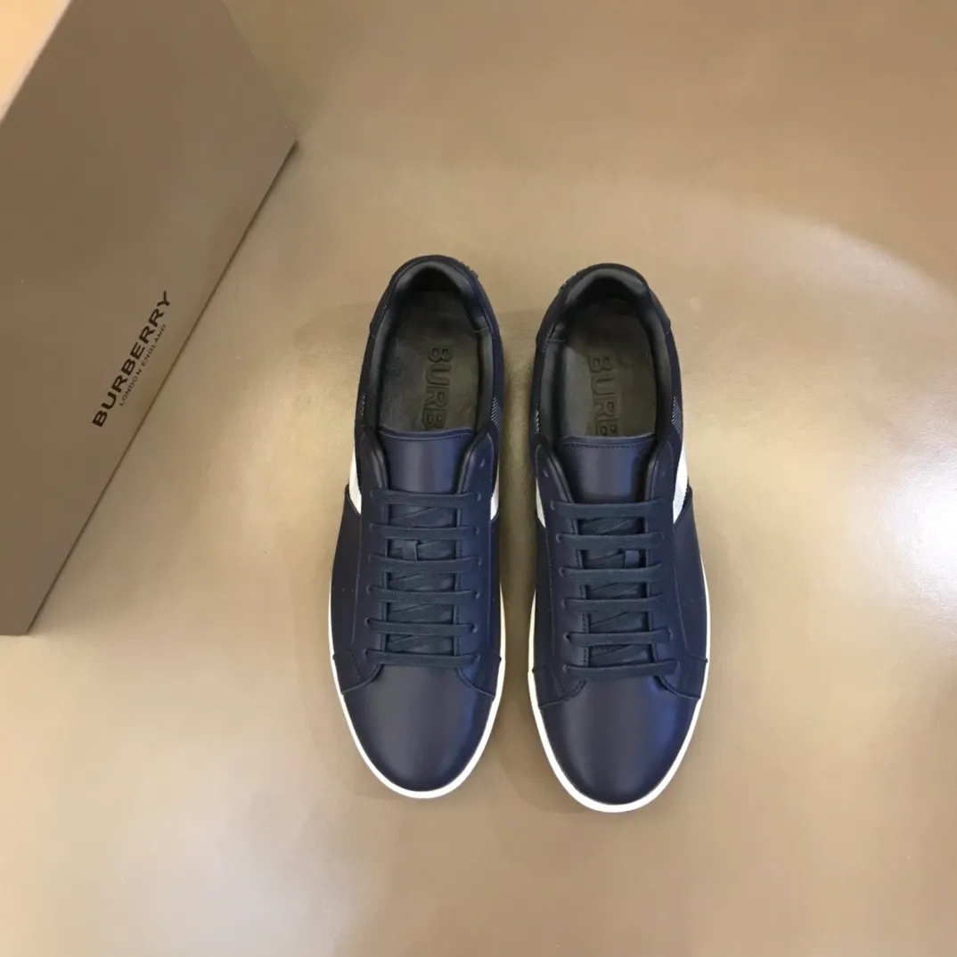 p400 "BURBERR*" men's classic low-top sneakers are reinterpreted in Vintage checkered cotton and cowhide materials, decorated with a new brand logo. First-layer sheepskin lining, embossed Burberry logo on the heel, and original TPU outsole! Size: 38-44 (45 customized) No. 068